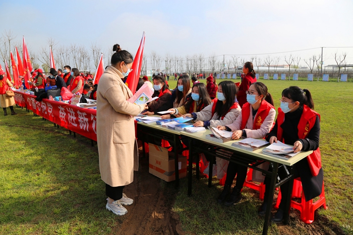 巾帼在行动 普法到田间3.jpg